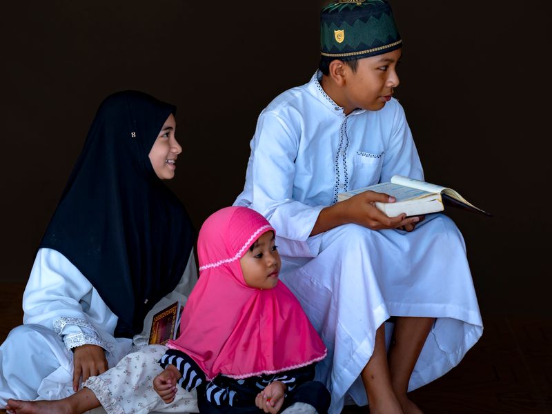 Children reading the Quran together in class