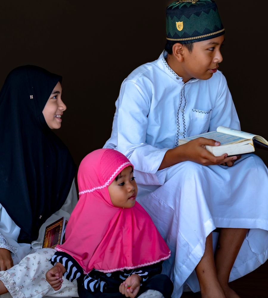 Children reading the Quran together in class
